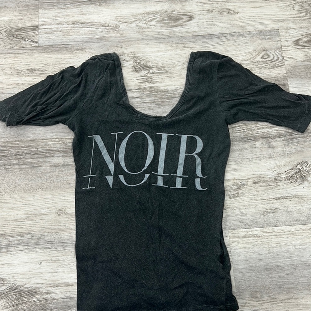 Noir screen print top
